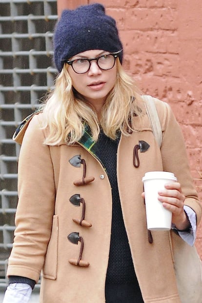 Poca gente puede presumir de que le queden tan bien las gafas como a Michelle Williams. La marca Oliver Peoples ha sacado un modelo muy parecido al que ella lleva puesto en la foto. Se trata del modelo Gregory Peck, creado especialmente en honor al 60 aniversario de 'Matar a un ruiseñor'.