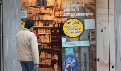 Exterior de la farmacia donde se cometieron las irregularidades en varios tratamientos médicos.