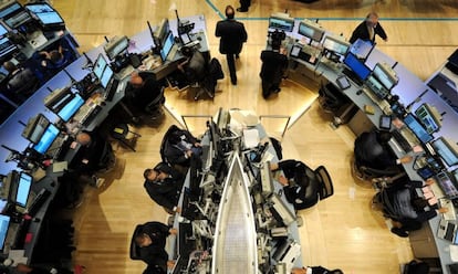 Operadores en Wall Street, Nueva York.