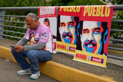 Un partidario del Gobierno espera un mitin en defensa de Nicolás Maduro en Caracas.
