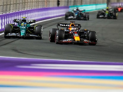 Max Verstappen adelanta a Fernando Alonso durante el GP de Arabia Saudí, en el circuito de Yedda, este domingo.