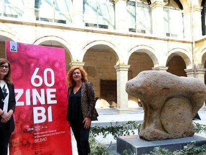 Vanesa Fernández, directora de Zinebi, y la edil de Cultura de Bilbao, Nekane, Alonso, en la presentación del festival cinematográfico.