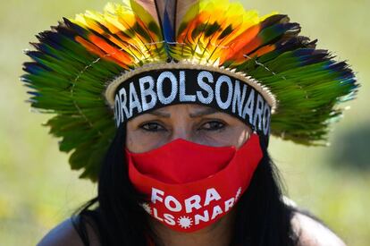 Representante de grupos indígenas protesta em Brasília a favor do meio ambiente e contra medidas do Governo Bolsonaro.