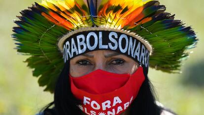 Representante de grupos indígenas protesta em Brasília a favor do meio ambiente e contra medidas do Governo Bolsonaro.