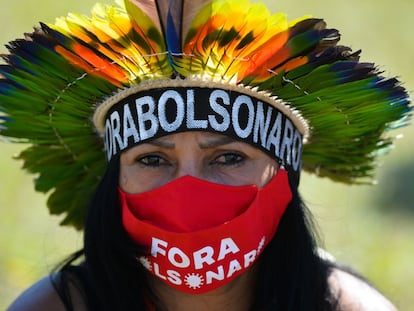 Representante de grupos indígenas protesta em Brasília a favor do meio ambiente e contra medidas do Governo Bolsonaro.