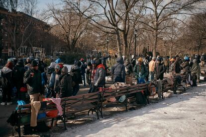 Migrantes se reúnen alrededor de sitios donde se distribuye comida y ropa abrigada, el 20 de enero en Nueva York.