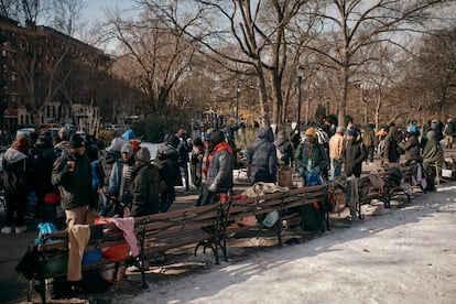 Migrantes se reúnen alrededor de sitios donde se distribuye comida y ropa abrigada, el 20 de enero en Nueva York.