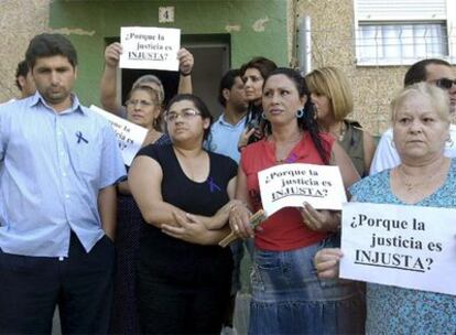 200 personas se concentran en Huelva para protestar contra la sanción al juez Tirado