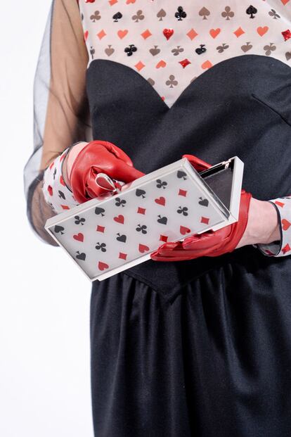 A juego con la ropa iban los clutch de picas y corazones de Azzaro.