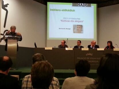 Bernardo Atxaga, durante su intervención en el inicio de los cursos de euskaltegis.