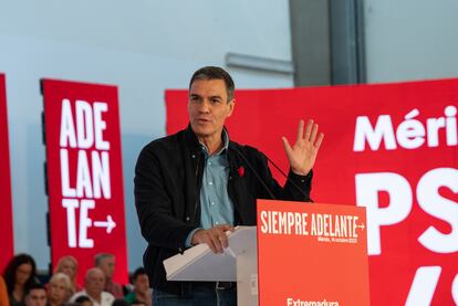 El secretario general del PSOE y presidente del Gobierno en funciones, Pedro Sánchez, durante un acto en Mérida el sábado.