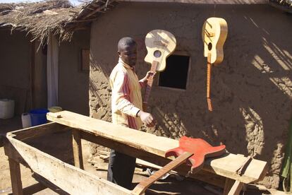 Patron Mushamuka es un carpintero de Bukavu que llegó al campamento en 2007. Comenzó a fabricar guitarras de madera que ha vendido a visitantes y a varias iglesias de Dzaleka. También se pueden adquirir en su página web: http://lpgpatron.webs.com