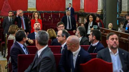 El presidente de la Generalitat, Quim Torra, saluda a los líderes independentistas acusados por el proceso soberanista catalán.