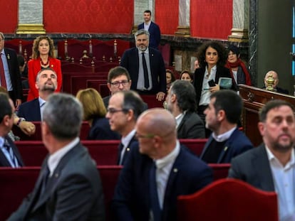 El presidente de la Generalitat, Quim Torra, saluda a los líderes independentistas acusados por el proceso soberanista catalán.