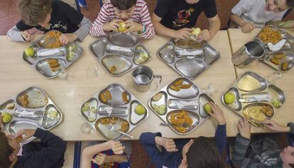 Escolars en el menjador d'un centre escolar.