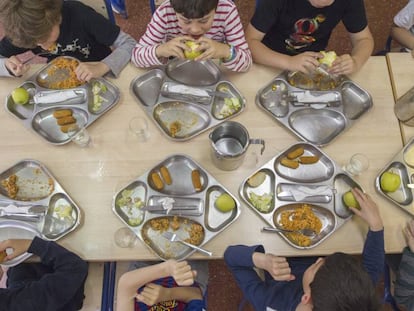 Escolars en el menjador d'un centre escolar.