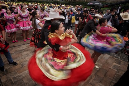 Grupos de baile acompañan a los asistentes en la Plaza de Armas.