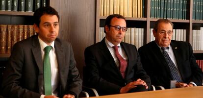 Víctor Grífols (a la derecha), presidente de Grifols, junto los nuevos consejeros delegados: su hijo Víctor (primero por la izquierda) y su hermano Raimon, tras la última junta de accionistas celebrada en mayo en Barcelona.