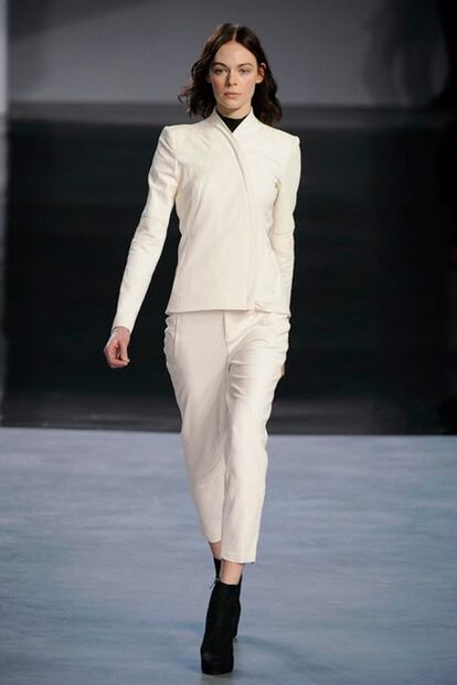 La firma Helmut Lang presentó este conjunto de traje chaqueta en tono blanco con pantalón estrecho, perfecto para ir a la oficina, dentro de su colección de otoño-invierno 2012.