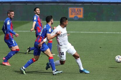 Henrique Casemiro, a la derecha, es presionado por el jugador del Eibar Luis Rafael Suares.