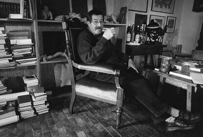 Günter Grass, na biblioteca de sua casa, ao norte da Alemanha, em 24 de outubro de 1997.