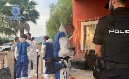 Agentes de la Policía Nacional durante el registro de una vivienda en la investigación de la desaparición de dos hombres en Murcia.