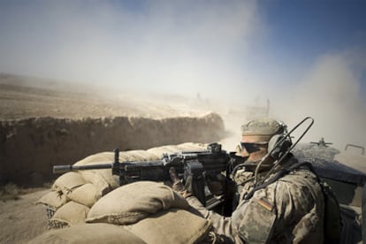 Un soldado alemán vigila una zona cercana a Kunduz (noreste de Afganistán), en octubre de 2009.