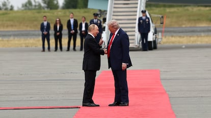 El presidente de Estados Unidos, Donald Trump, recibe a su homólogo ruso, Vladímir Putin, en Anchorage (Alaska).