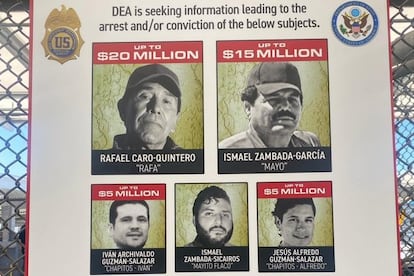 Un póster con las fotografías e información de los más buscados de la DEA.