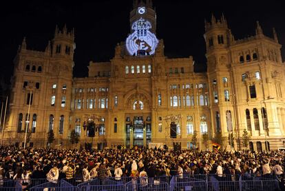 Varios centenares se acercaron a la plaza de Cibeles en cuanto acabó el partido