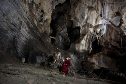 Un joven monje budista alumbra con su linterna el techo de la cueva de Kyat Khayon, a 14 kilómetros de Loikaw, en Myanmar, la antigua Birmania. La gruta, de medio kilómetro de profundidad, alberga en su interior un monasterio budista, y las leyendas cuentan que en lo más profundo habitan demonios y fantasmas capaces de conceder milagros o lanzar terribles maleficios. También se la conoce como YarsuKu, el pozo de la pólvora, porque tradicionalmente se ha utilizado el guano de los murciélagos que viven en ella, muy rico en nitrato de potasio, para fabricar cohetes y tracas pirotécnicos.