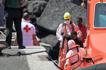 Desembarco en el puerto de La Restinga, en El Hierro, de los 81 ocupantes de un cayuco rescatados por Salvamento Marítimo.