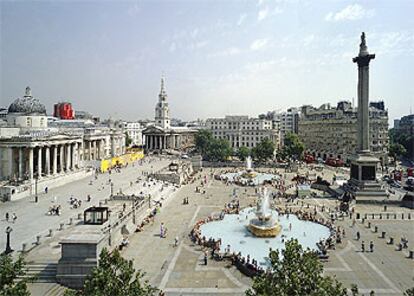 La londinense Trafalgar Square, remodelada por Norman Foster, con el acceso peatonal a la National Gallery a la izquierda.