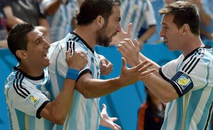 Di Mar&iacute;a, Higua&iacute;n y Messi, en 2014, durante un partido contra B&eacute;lgica.