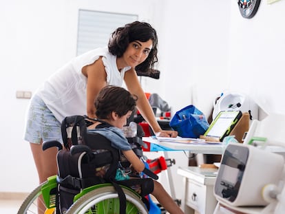 Anabel Ballesteros, una madre que reclama enfermeras escolares en los centros para atender a menores con discapacidad, posa con su hijo Mäximo, en su casa de Málaga.