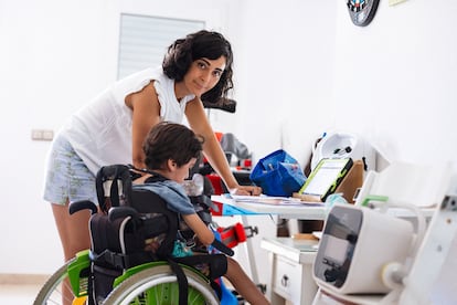 Anabel Ballesteros, una madre que reclama enfermeras escolares en los centros para atender a menores con discapacidad, posa con su hijo Mäximo, en su casa de Málaga.