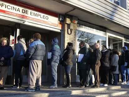 España es el país de la zona euro con más parados: cinco millones. En la imagen, una oficina de empleo en Madrid.