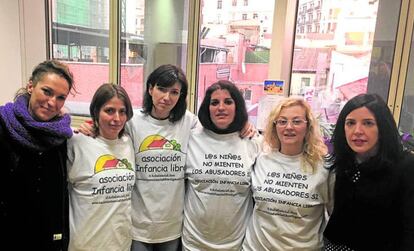 Madres de Infancia Libre (con camiseta blanca), tras ser invitadas por Podemos al Senado en 2017.