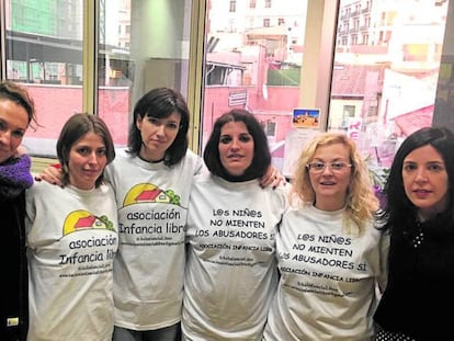 Madres de Infancia Libre (con camiseta blanca), tras ser invitadas por Podemos al Senado en 2017.