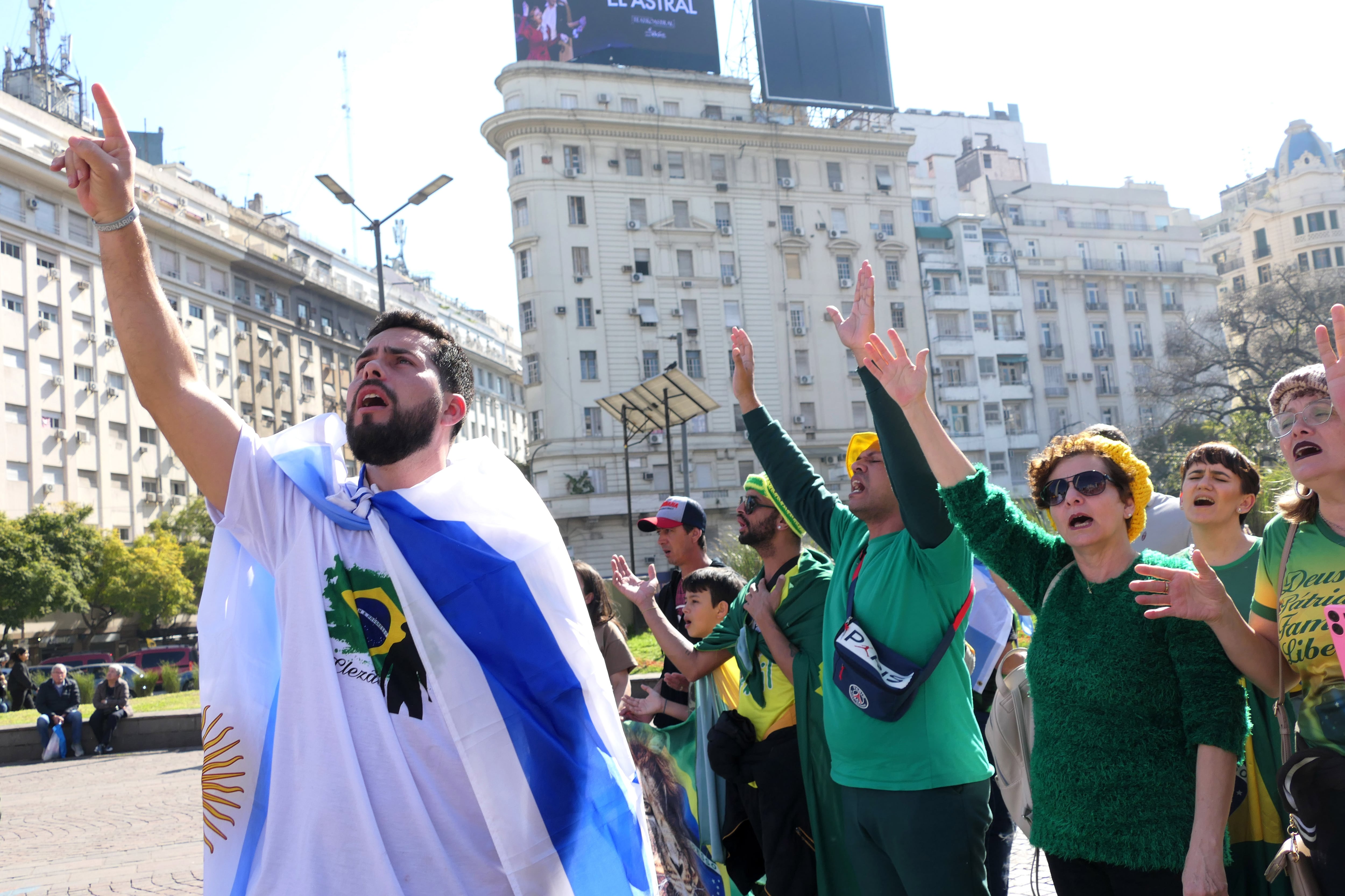 Ciudadanos brasileños acusados de tomar el Congreso de Brasil en Argentina.