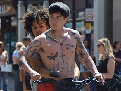 Nykiya Adams y Barry Keoghan, en 'Bird'.