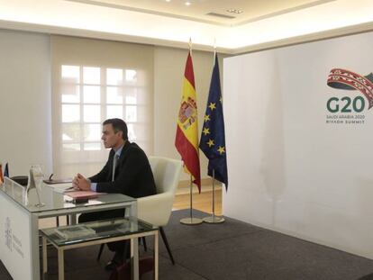 El presidente del Gobierno, Pedro Sánchez, durante una videoconferencia en la Cumbre de los países del G20, este sábado.