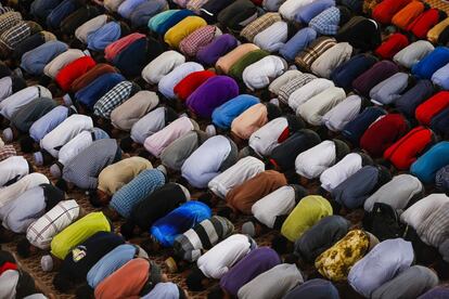 Congregación de musulmanes durante la oración en la Mezquita Nacional de Kuala Lumpur el 28 de marzo de 2014.