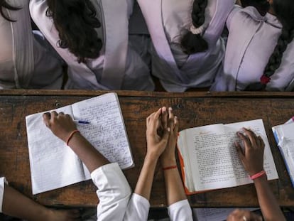 Jóvenes estudiantes de un colegio en Uttar Pradesh (India), el 1 de octubre de 2015.