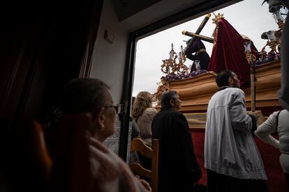 La Hermandad de la Entrega a su salida de Guadalcacín, en Jerez de la Frontera (Cádiz).