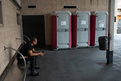 Baños portátiles instalados provisionalmente en la estación de autobuses de Valladolid.