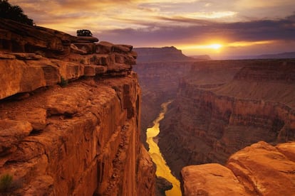 Por muchas películas, documentales y fotos que hayamos visto sobre el Gran Cañón, nada nos prepara para la contemplación en persona de este magnífico lugar, una de las siete maravillas naturales del mundo. Aquí todo es superlativo. Es tan grande y tan antiguo que tardó seis millones de años en formarse y algunas de las rocas de sus paredes tienen 2.000 millones de años. Al asomarse, uno cree estar al borde del gran misterio de la Tierra. Por su cuenca fluye el río Colorado a lo largo de 445 kilómetros y sus dos riberas están separadas por más de 320; rara vez se visitan ambas en un mismo viaje. La mayoría opta por la vertiente sur debido a su fácil acceso, su oferta de servicios y sus impresionantes vistas. El borde norte, más tranquilo, también tiene sus propios encantos: está a 2.500 metros de altura (305 más que el lado sur) y sus temperaturas más frescas propician praderas de flores silvestres y altos grupos de árboles.