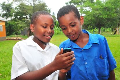 Ni&ntilde;os enviando SMS a la oficina de educaci&oacute;n del Distrito. 