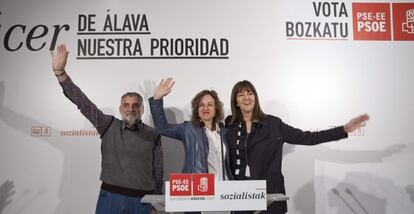 Idoia Mendia, a la derecha, con los candidatos del PSE a diputada general de Álava, Cristina González, y a la alcaldía de Vitoria, Peio López de Munain, este sábado en un acto electoral.