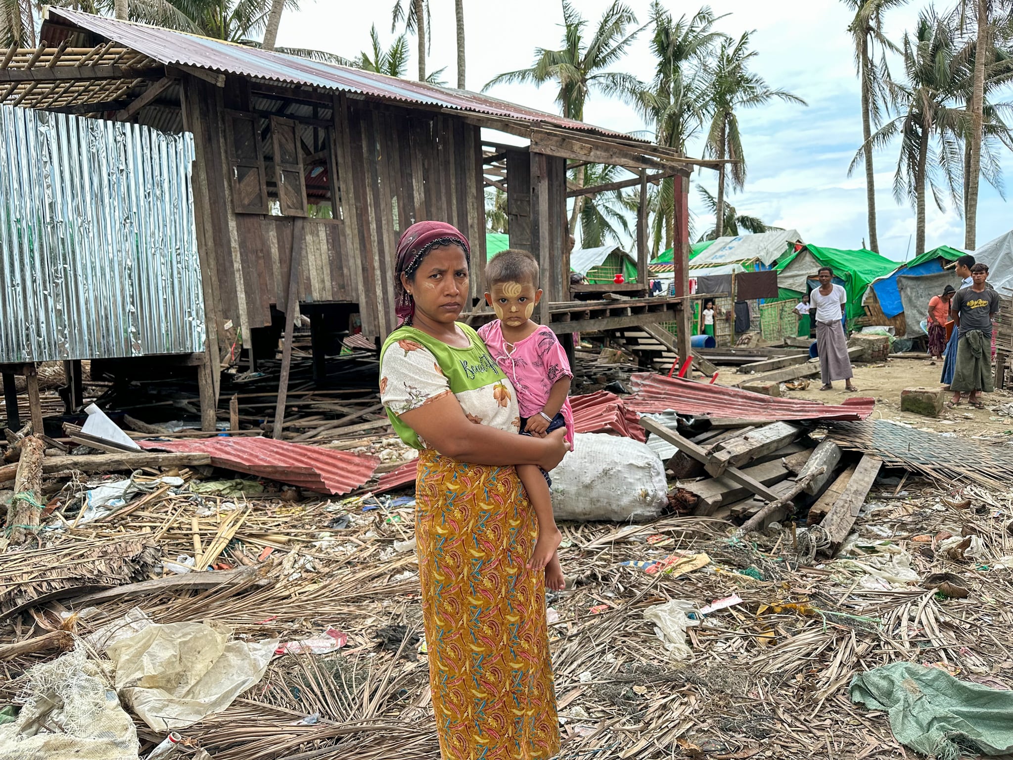 Ma Phyu Ma posa ante los restos de su casa, en el Estado de Rakhine, en Myanmar, tras el paso del ciclón Mocha, en mayo de 2023.